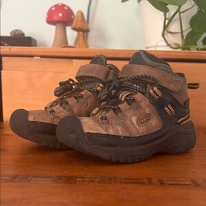 KEEN Kids' Brown and Black Boots Little Kids 9